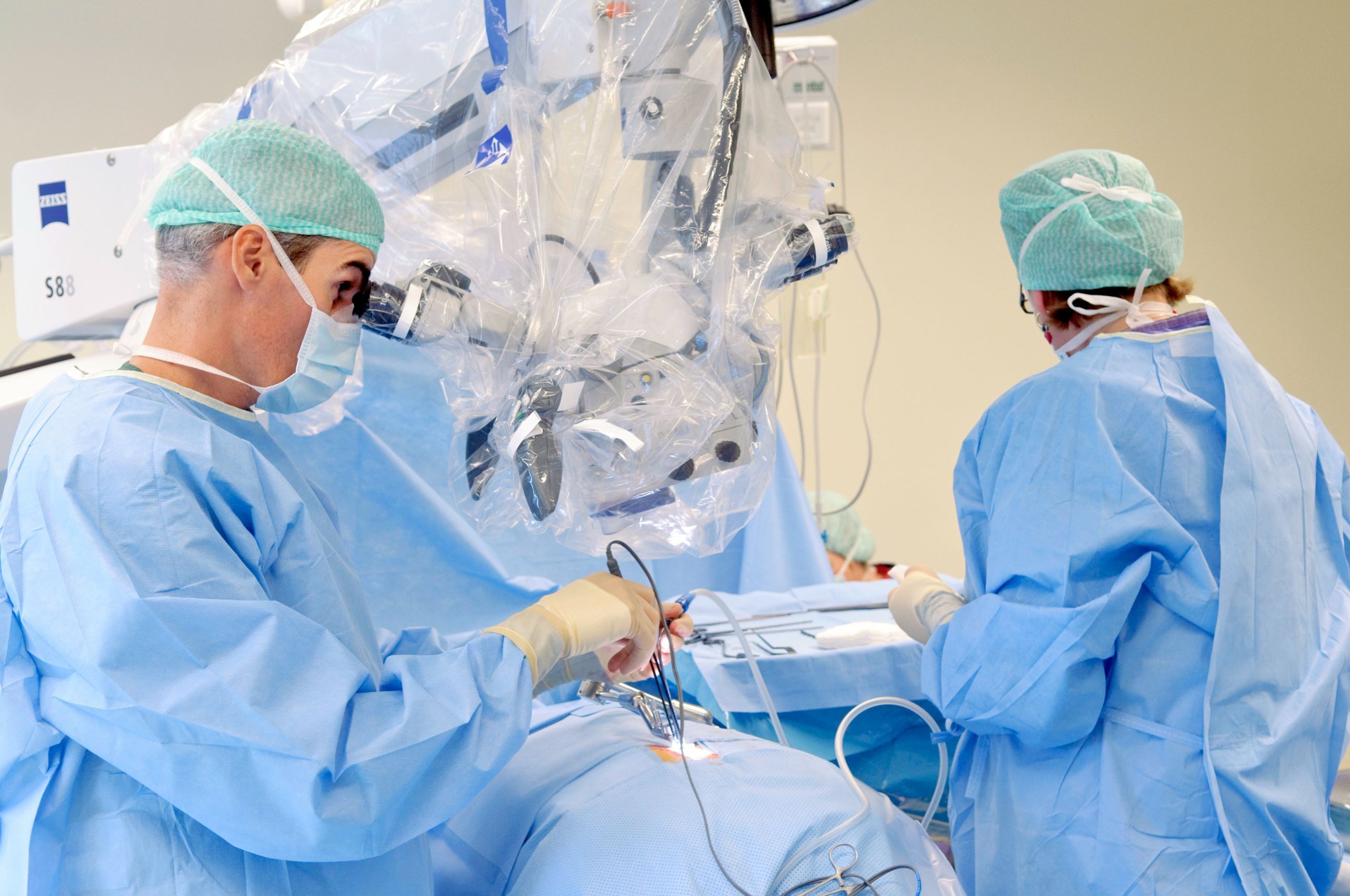 척추 디스크 수술, 미세침습 수술과 내시경 수술은 어떻게 다를까요?