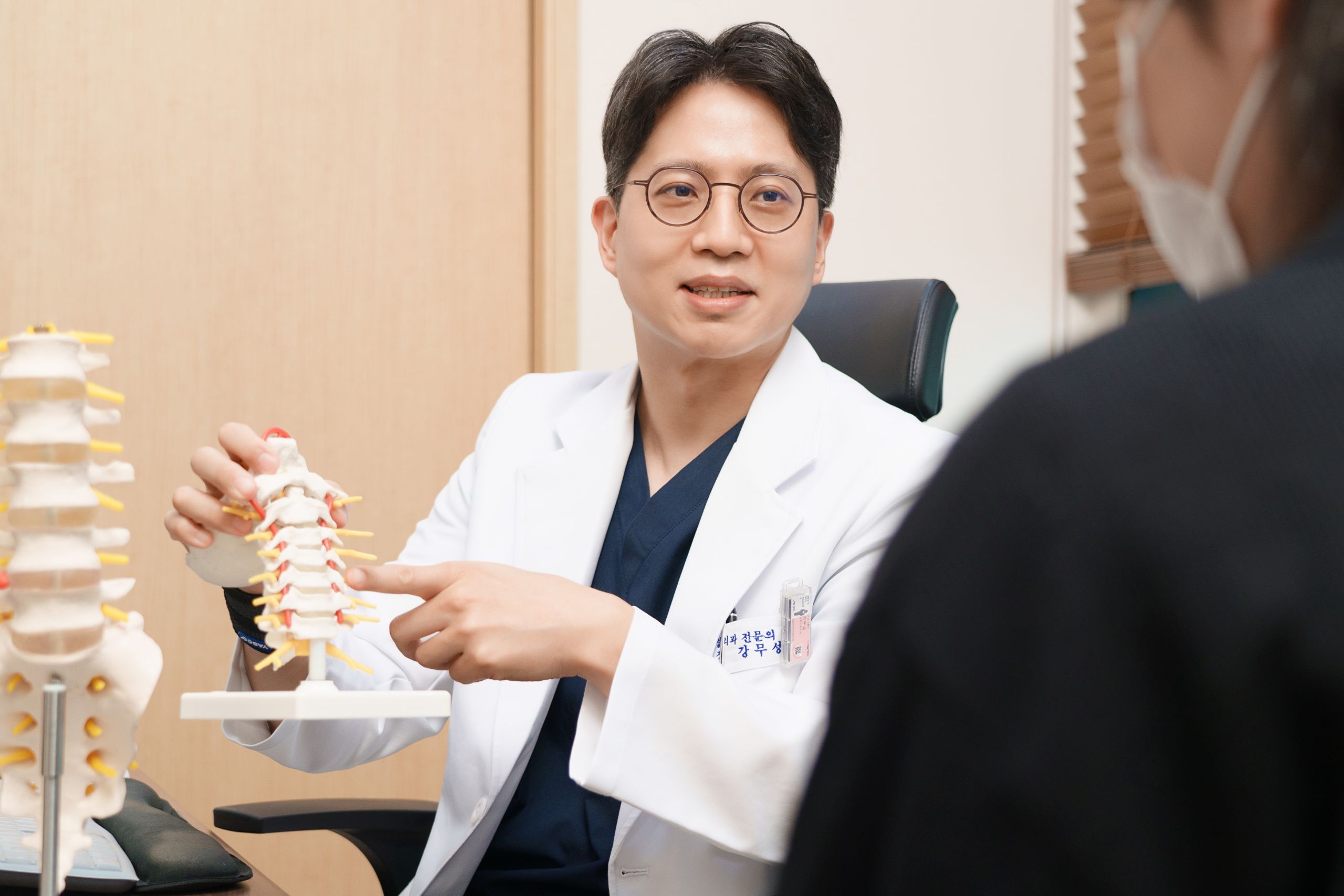 수술은 부담스럽고 약으로는 부족하다면 허리 비수술 시술이란?