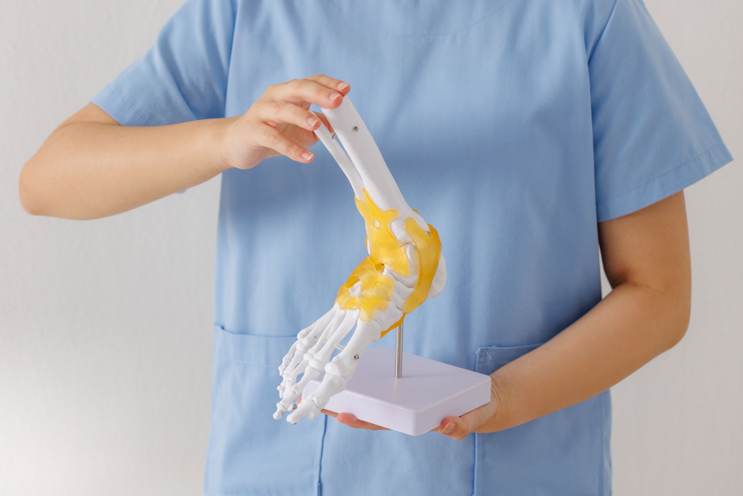 아침 첫걸음마다 발뒤꿈치가 찌릿하다면, 족저근막염일 수 있습니다
